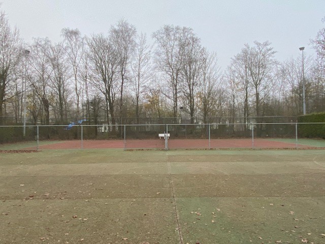 Oude tennisbaan vóór herinrichting