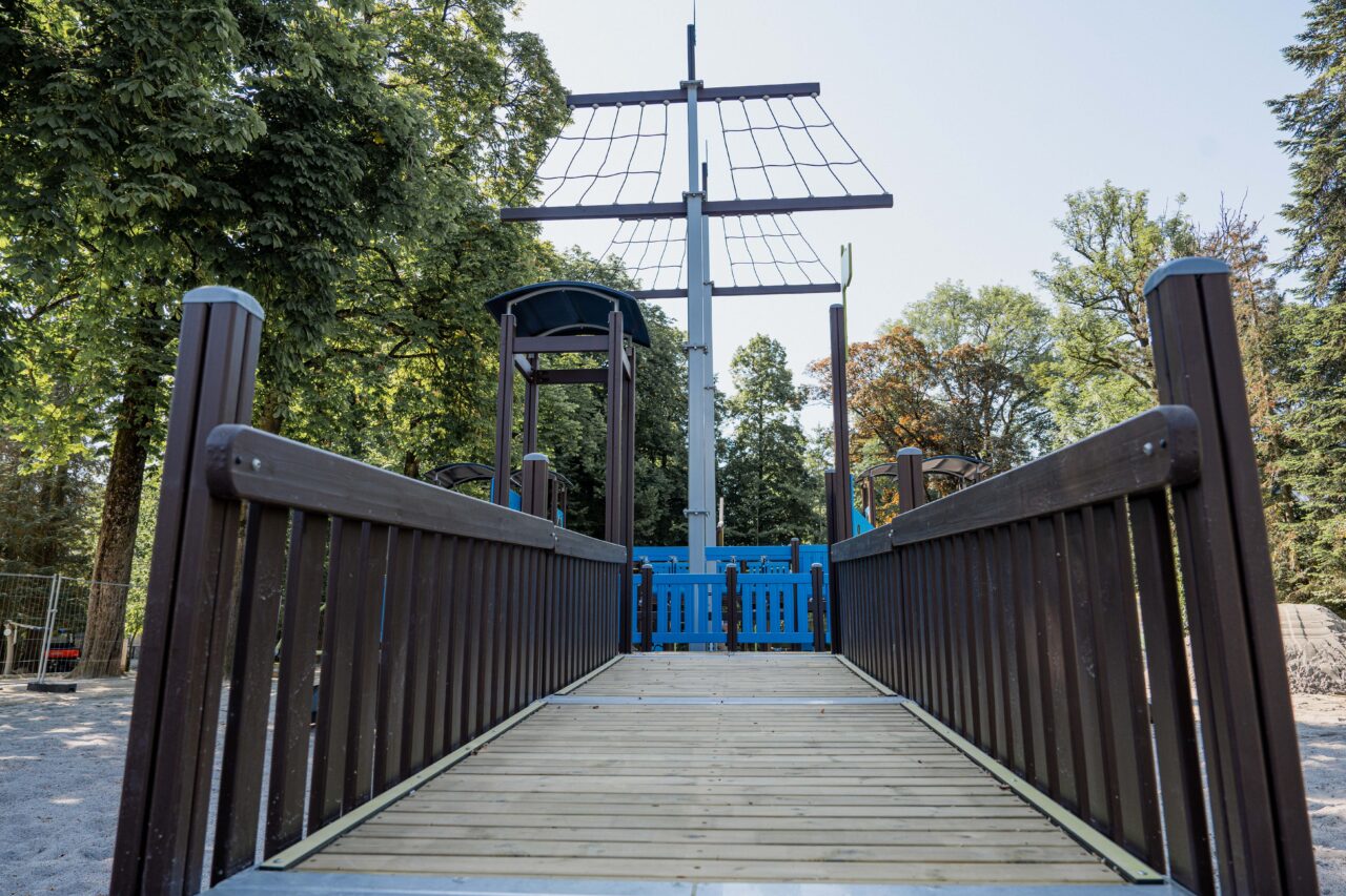 Brede rolstoelopgang naar het speelschip