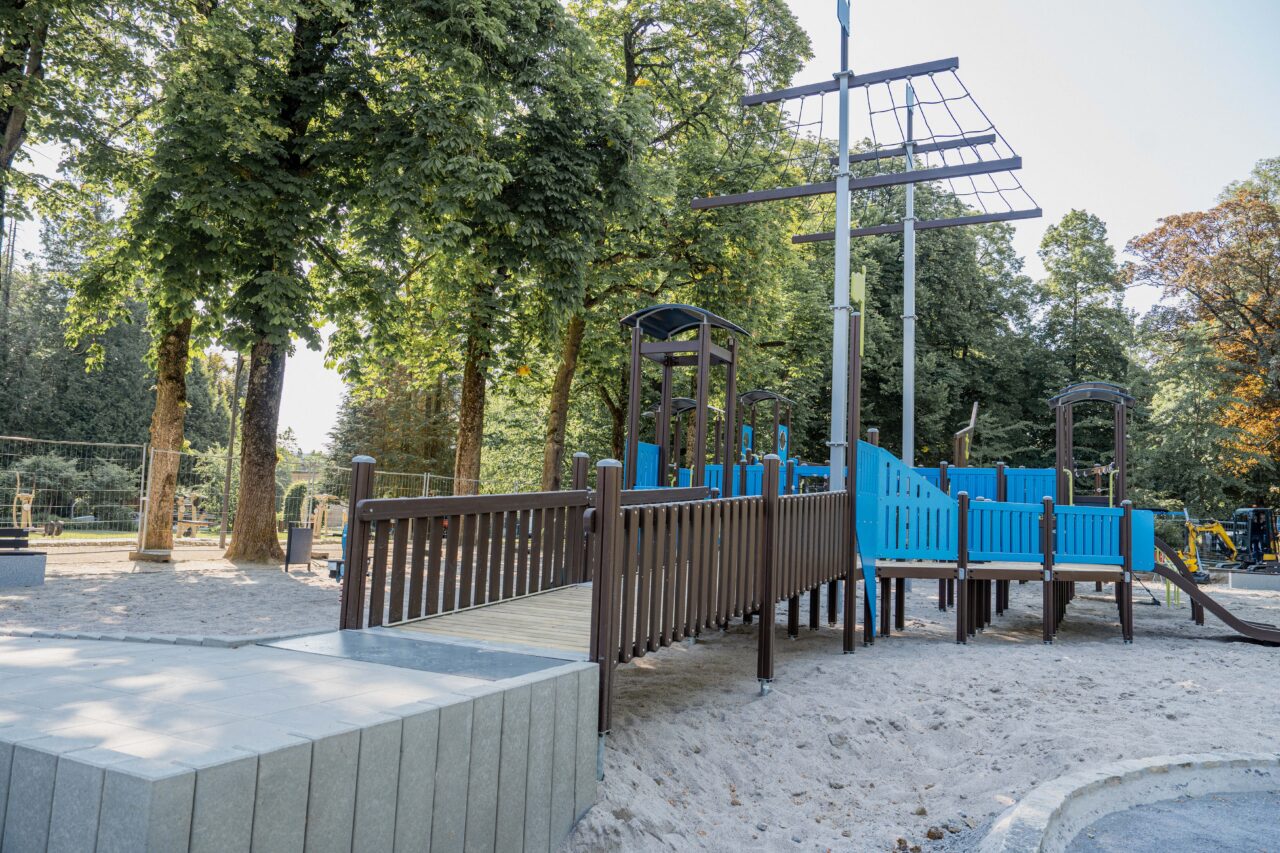 Brede rolstoelopgang naar het speelschip